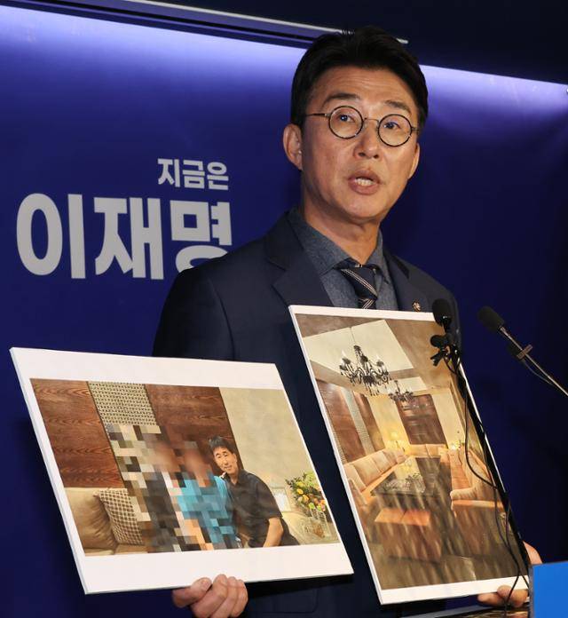 노종면 더불어민주당 선거대책위원회 대변인이 19일 서울 여의도 당사에서 "윤석열 전 대통령의 내란 혐의 사건 재판장인 지귀연 서울중앙지법 부장판사가 유흥업소에서 접대받았다"라는 의혹을 제기하며 관련 사진을 증거로 공개하고 있다. 연합뉴스