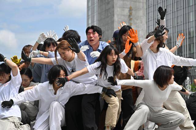 22일 서울 광화문 이순신동상 앞에서 시민들이 인간과 동물의 공생을 이야기하는 퍼포먼스를 벌이고 있다. 정다빈 기자 answer@hankookilbo.com