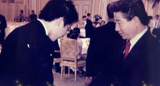 이준석 개혁신당 대선 후보가 2003년 노무현 전 대통령과 인사를 하고 있다. 개혁신당 제공