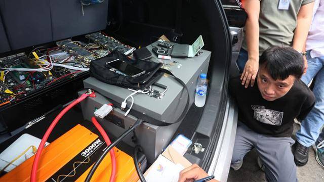 지난달 29일 필리핀 마닐라 선거관리위원회 본부 인근에서 선거 정보를 도청하려던 중국인이 필리핀 국가수사국 요원에 체포되고 있다. 필리핀 인콰이어러 캡처