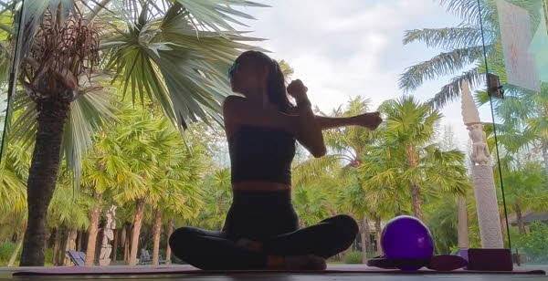 스트레칭 중인 김윤지 모습./사진=유튜브 채널 'ns윤지' 캡처