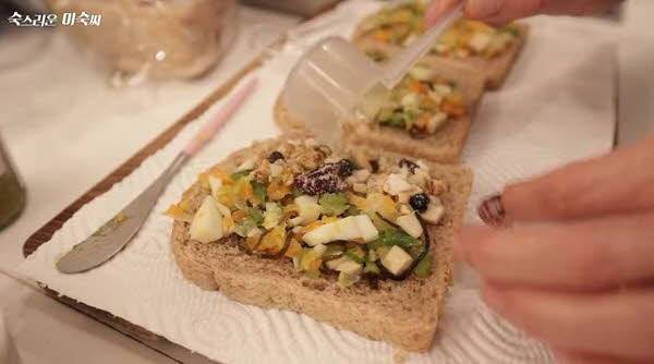 배우 이미숙(65)이 매일 먹는 건강식을 공개했다.​/사진=유튜브 채널 ‘이미숙_숙스러운 미숙씨’