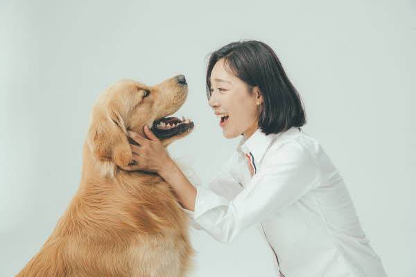 지난 21일 서울시 강남구에 있는 '룩인사이드 갤러리'에서 시작된 '금빛동행 - 나의 골든리트리버 마누와의 행복한 순간들' 전시에서 문정희 배우를 만났다. /사진=에이스팩토리 제공