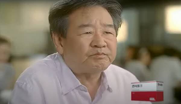 배우 최불암이 모델로 활동하기 시작한 2008년 ‘인사돌’ TV광고. / 동국제약 제공