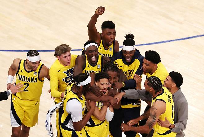 <yonhap photo-7059=""> NEW YORK, NEW YORK - MAY 21: 1 #0 of the Indiana Pacers is congratulated by his teammates after scoring a game-tying basket against the New York Knicks as time expires in the fourth quarter in Game One of the Eastern Conference Finals of the 2025 NBA Playoffs at Madison Square Garden on May 21, 2025 in New York City. User expressly acknowledges and agrees that, by downloading and or using this photograph, User is consenting to the terms and conditions of the Getty Images License Agreement. Al Bello/Getty Images/AFP (Photo by AL BELLO / GETTY IMAGES NORTH AMERICA / Getty Images via AFP)/2025-05-22 19:57:49/ <저작권자 ⓒ 1980-2025 ㈜연합뉴스. 무단 전재 재배포 금지, AI 학습 및 활용 금지></yonhap>