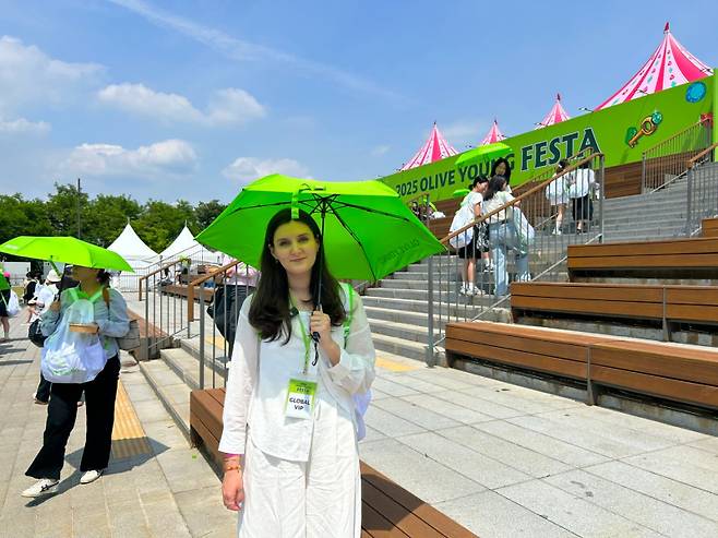 21일 개막한 2025 올리브영 페스타에서 만난 글로벌 VIP 아나스타샤. 아나스타샤는 동유럽과 중앙아시아에 K뷰티 화장품을 유통하는 아네시에서 근무하는 직원이다.아나스타샤가 올리브영 페스타 현장에서 밝게 웃고 있다. 서지영 기자