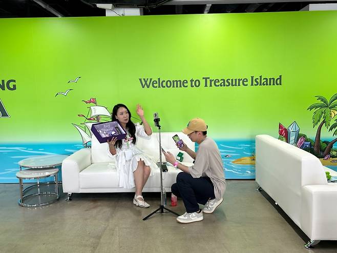 올리브영 페스타 현장에서 틱톡으로 라이브 커머스 방송을 하는 중국 왕홍. 서지영 기자