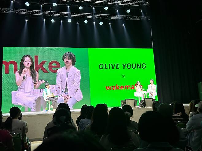 21일 개막한 2025 올리브영 페스타에서 열린 메이크업 전문가의 뷰티 토크 시간. 서지영 기자