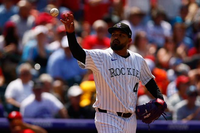 <yonhap photo-2385=""> DENVER, CO - MAY 22: Starting pitcher German Marquez #48 of the Colorado Rockies catches a new baseball from the umpire after giving up an RBI double to Max Kepler #17 of the Philadelphia Phillies in the seventh inning at Coors Field on May 22, 2025 in Denver, Colorado. Justin Edmonds/Getty Images/AFP (Photo by Justin Edmonds / GETTY IMAGES NORTH AMERICA / Getty Images via AFP)/2025-05-23 07:02:16/ <저작권자 ⓒ 1980-2025 ㈜연합뉴스. 무단 전재 재배포 금지, AI 학습 및 활용 금지></yonhap>