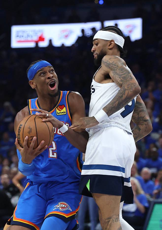 <yonhap photo-3471=""> OKLAHOMA CITY, OKLAHOMA - MAY 22: Shai Gilgeous-Alexander #2 of the Oklahoma City Thunder drives to the rim as Nickeil Alexander-Walker #9 of the Minnesota Timberwolves defends during the third quarter in Game Two of the Western Conference Finals of the 2025 NBA Playoffs at Paycom Center on May 22, 2025 in Oklahoma City, Oklahoma. NOTE TO USER: User expressly acknowledges and agrees that, by downloading and or using this photograph, User is consenting to the terms and conditions of the Getty Images License Agreement. Matthew Stockman/Getty Images/AFP (Photo by MATTHEW STOCKMAN / GETTY IMAGES NORTH AMERICA / Getty Images via AFP)/2025-05-23 11:55:07/ <저작권자 ⓒ 1980-2025 ㈜연합뉴스. 무단 전재 재배포 금지, AI 학습 및 활용 금지></yonhap>