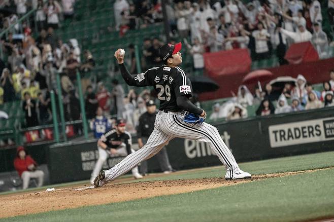 23일 인천 SSG전에서 역투하는 손주영의 모습. LG 제공