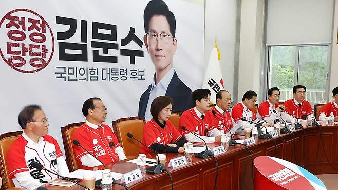 중앙선대위 회의에서 발언하는 김용태 비대위원장