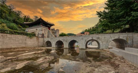 서울시가 성북구·종로구에 걸쳐 남아있는 국가유산 '탕춘대성(蕩春臺城)'의 해설 프로그램을 오는 25일부터 운영한다. 사진은 탕춘대성 홍지문의 모습. [사진=서헌강 작가]