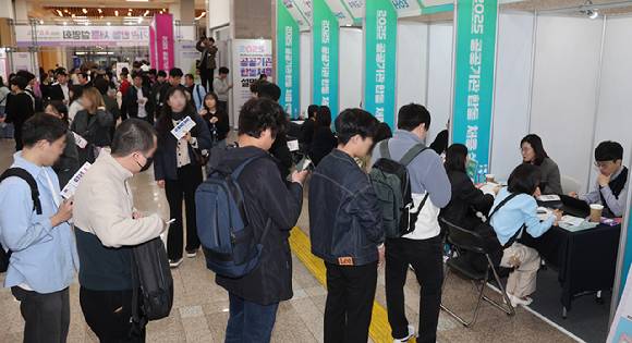 지난 4월 부산시청 로비에서 열린 '2025 지역인재 공공기관 합동 채용설명회'에서 취업준비생들이 상담을 기다리고 있다. [사진=연합뉴스]