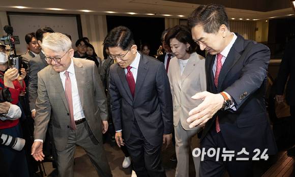 김문수(왼쪽 두 번째) 국민의힘 대선 후보가 23일 오전 서울 중구 더 플라자 호텔에서 열린 2025년 제3회 국가와 민족을 위한 조찬기도회에 참석하고 있다. 왼쪽부터 한기채 목사, 김 후보, 나경원, 김기현 공동선대위원장. [사진=곽영래 기자]