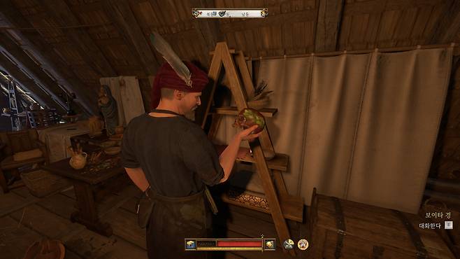 ▲ 트로스키 성 안쪽 거미줄 쳐져 있던 곳이 화가의 거주지로 바뀌었습니다