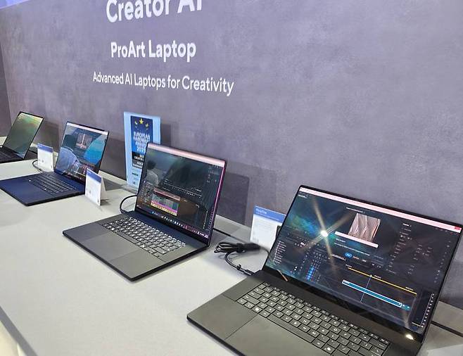 컴퓨텍스 현장에 전시된 에이수스 AI 노트북과 뮤즈트리 AI 소프트웨어 / 출처=IT동아