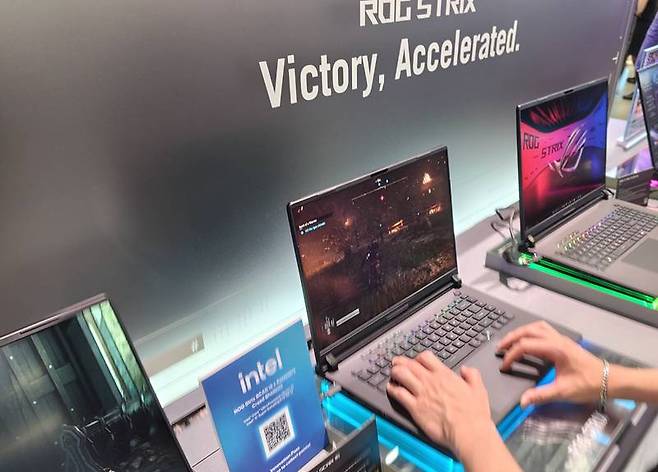 에이수스 부스 방문객이 스트릭스 노트북으로 게임을 즐기고 있다 / 출처=IT동아