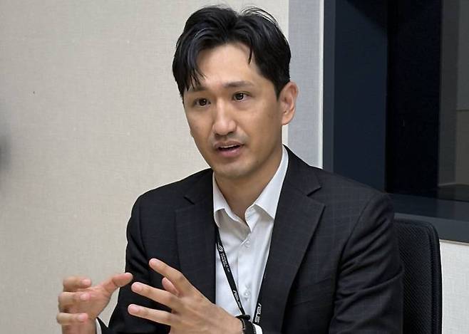 인터뷰에 동석한 잭 황 에이수스 한국지사장이 질의에 답하고 있다 / 출처=IT동아