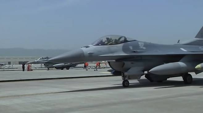 주한미군 오산공군기지 활주로를 주행 중인 미 공군 전투기. (SBS 캡처)