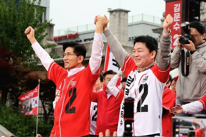 20일 김문수 국민의힘 대선 후보(왼쪽)와 안철수 의원이 서울역 광장 앞에서 두 손을 번쩍 들고 있다. (안철수 의원 페이스북 캡처)
