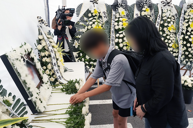 오늘(23일) 제주도교육청 앞마당에 마련된 A교사 추모 분향소에서 한 학생이 헌화하는 모습. (사진, 제주도교육청)