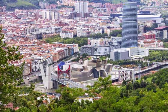 스페인 빌바오의 도심 풍경. 중앙의 큰 건축이 구겐하임 미술관이다.