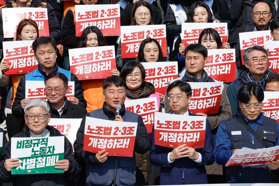 양경수 민주노총 위원장(앞줄 왼쪽 둘째)이 지난 3월 6일 서울 여의도 국회 본청 계단에서 열린 '노조법 2·3조 개정안 발의 야5당·노동·시민사회 기자회견'에서 발언하고 있다. 뉴스1