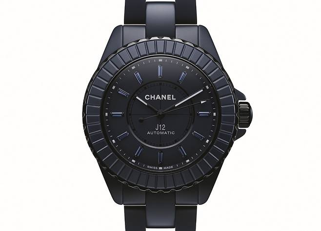 사파이어를 인덱스로 사용한 J12 블루 워치. 사진 샤넬