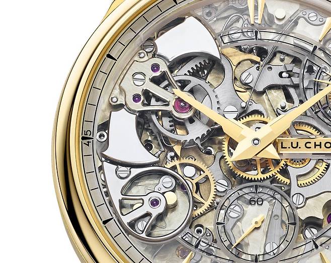 다이얼 오른쪽 위에 한 쌍으로 달린 것이 해머다. 이 장치가 무브먼트 가장자리 크리스털 공을 때려 소리를 낸다. 사진 쇼파드