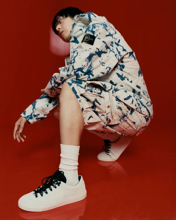 한국 뮤지션 PH-1이 ‘스캔 카모 온 스트레치 립스탑-OVD’ 후드 재킷을 착용했다. 사진 스톤 아일랜드