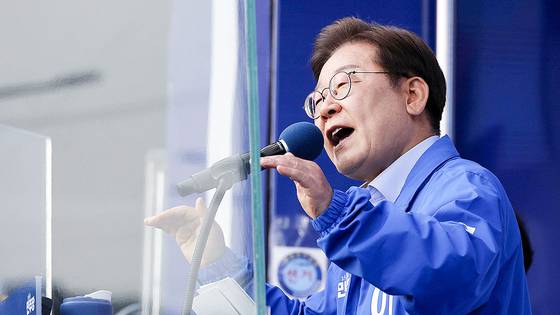 이재명 더불어민주당 대선 후보가 21일 오후 인천광역시 계양구 계양역 앞 광장에서 유세를 하고 있다. 김성룡 기자