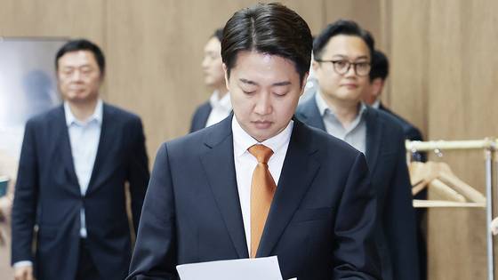 이준석 개혁신당 대선후보가 22일 오후 긴급 기자회견을 하기 위해 국회 소통관으로 들어서고 있다. 이 후보는 기자회견을 통해 범보수 대선후보 단일화 가능성을 일축했다. 임현동 기자