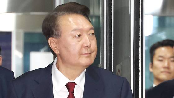 윤석열 전 대통령이 지난 19일 서울 서초구 중앙지방법원에서 열린 내란 우두머리 혐의, 직권남용 권리행사방해 혐의 사건 4차 공판을 마친 뒤 법정을 나서고 있다. 사진공동취재단