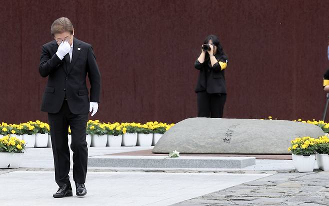 이재명 더불어민주당 대선 후보가 노무현 전 대통령 16주기인 23일 오전 경남 김해시 진영읍 봉하마을 찾아 노 전 대통령 묘역을 참배한 뒤 눈물을 흘리고 있다. 김성룡 기자