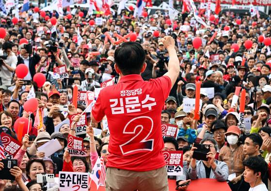 김문수 국민의힘 대선 후보가 지난 22일 경기 부천시 부천역마루광장에서 열린 집중유세에서 시민들에게 지지를 호소하고 있다. 임현동 기자