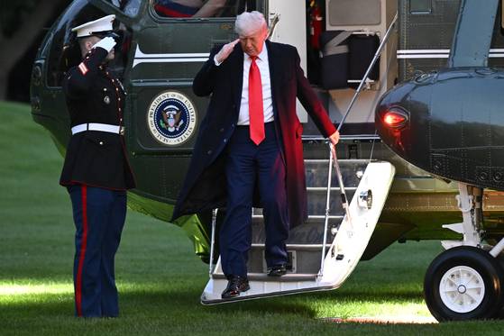 도널드 트럼프 대통령이 22일(현지시간) 워싱턴 트럼프 내셔널 골프 클럽에서 열린 암호화폐 관련 만찬 행사에 참석한 뒤 전용 헬기를 통해 백악관에 도착하고 있다. AP=연합뉴스