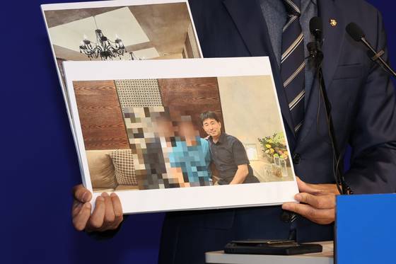 노종면 더불어민주당 선거대책위 대변인이 19일 오후 서울 여의도 더불어민주당사에서 기자회견을 열고 지귀연 서울중앙지법 부장판사 룸살롱 출입 증거 사진을 공개하고 있다. 뉴스1