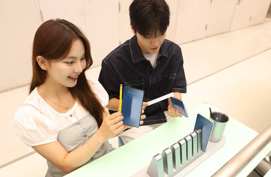 삼성전자가 초슬림 스마트폰 '갤럭시 S25 엣지'를 23일부터 국내에 출시한다고 밝혔다.  사진은 '삼성 강남'에서 '갤럭시 S25 엣지'의 초슬림 두께를 체험하는 모습. 뉴스1