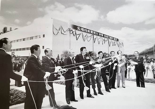 1985년 이병철(왼쪽 넷째) 삼성 회장과 이건희(왼쪽 일곱째) 삼성 선대회장이 기흥 반도체공장 2라인 준공식에 참석한 모습. [사진 삼성전자]