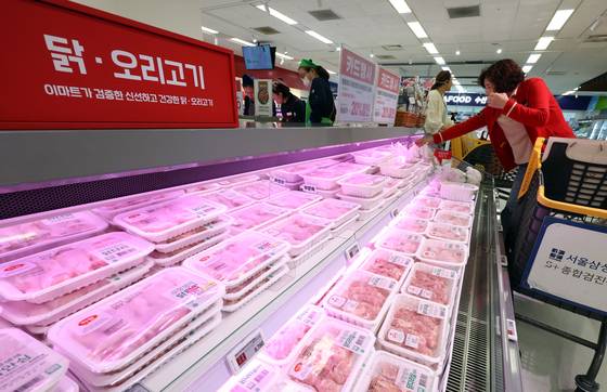 23일 정부가 브라질 조류인플루엔자(AI) 발생으로 닭고기 수입이 중단되며 국내 공급 부족 상황에 대처하기 위해 미발생 지역산 닭고기 수입을 허용하는 절차를 추진하기로 했다. 사진은 이날 서울 한 대형마트 모습. 뉴스1