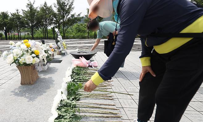 노무현 전 대통령 서거 16주기 추도식을 하루 앞둔 22일 경남 김해시 진영읍 봉하마을에 시민이 헌화하고 있다. 연합뉴스