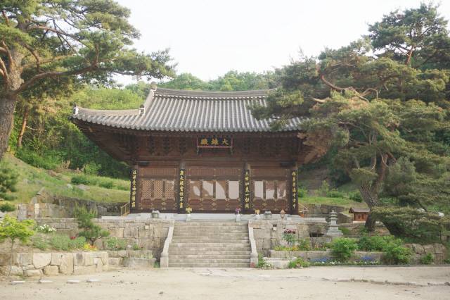 ▲ 동화사 대웅전. 경내의 분재가 장관을 이룬다.