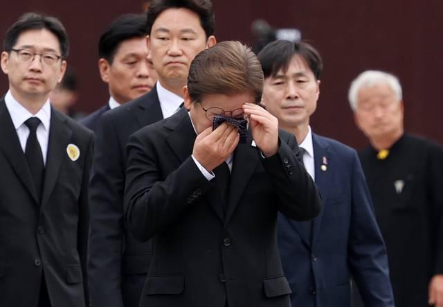 ▲ 더불어민주당 이재명 대선 후보가 23일 경남 김해시 진영읍 봉하마을을 방문해 노무현 전 대통령 묘역 참배 및 헌화를 마친 뒤 눈물을 훔치고 있다. 연합뉴스