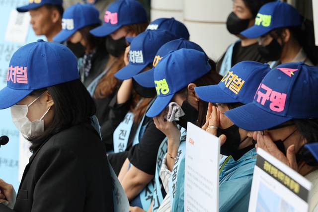 ▲ 12·29 제주항공 여객기 참사 유가족들이 23일 서울 강서구 김포공항 국내선 청사 앞에서 사고 진상 규명과 책임 있는 자세를 촉구하는 기자회견 도중 오열하고 있다. 연합뉴스