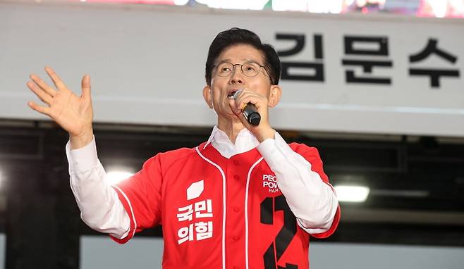 국민의힘 김문수 대선 후보가 19일 오후 서울 중구 서울역 광장에서 열린 "쏘울을 새롭게" 집중 유세에서 시민들에게 지지를 호소하고 있다. 국회사진기자단