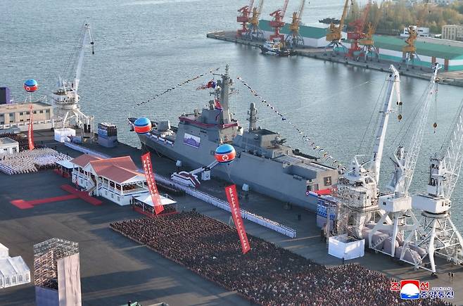 북한이 지난 21일 청진조선소 5000t급 신형구축함 진수식을 진행하던 도중 배가 전도되는 사고를 냈다. 사진은 사고 구축함과 동급 함정인 최현함. 북한이 능동레이더와 함정발사미사일 첨단 장비를 갖췄다고 주장하는 최신 함정이며 지난 4월 북한 남포조선소에서 처음 진수됐다. / 사진=조선중앙통신 연합뉴스