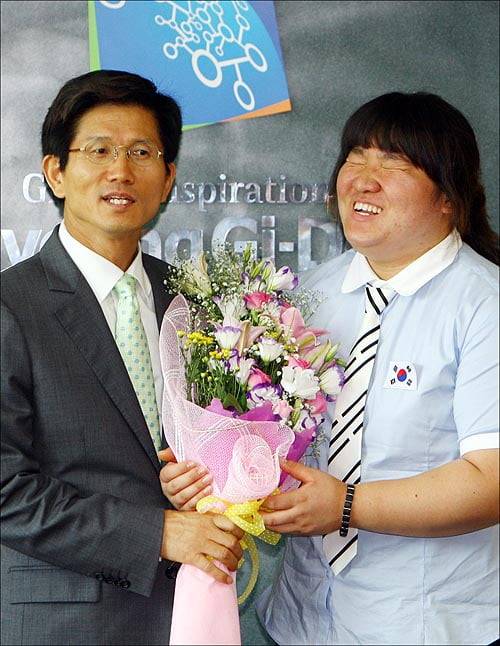 2008년 8월 29일 오후 경기도청을 방문한 베이징 올림픽 금메달 리스트 장미란 선수(오른쪽)가 김문수 경기도지사의 농담에 크게 웃고 있다. 사진=경기도뉴스포털