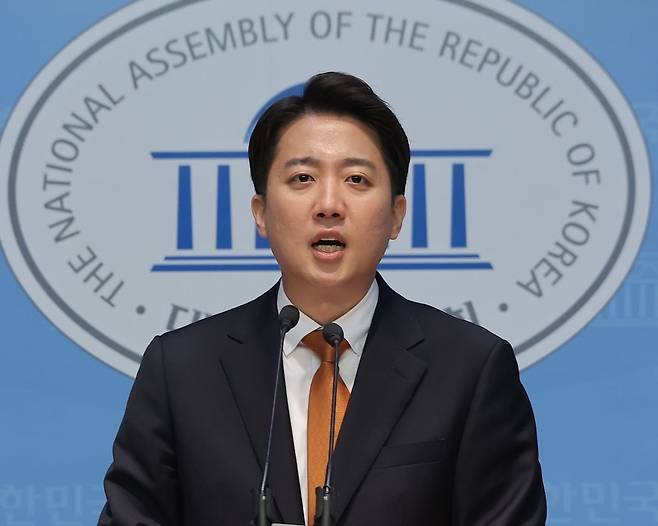 이준석 개혁신당 대선 후보가 지난 22일 국회 소통관에서 김문수 국민의힘 대선 후보와의 단일화 요구에 대한 입장 발표 기자회견을 하고 있다. 연합뉴스