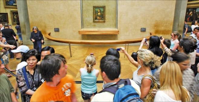 프랑스 파리 루브르박물관에 전시된 ‘모나리자’ 앞에서 관람객들이 사진을 찍고 있다. /AFP연합뉴스